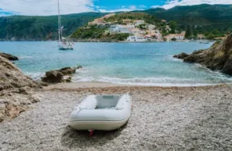 Schlauchboot mit Motor am Strand